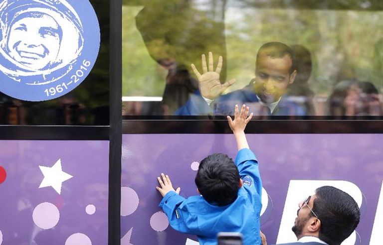 ابن رائد الفضاء الإماراتي هزاع المنصوري أثناء توديع والده