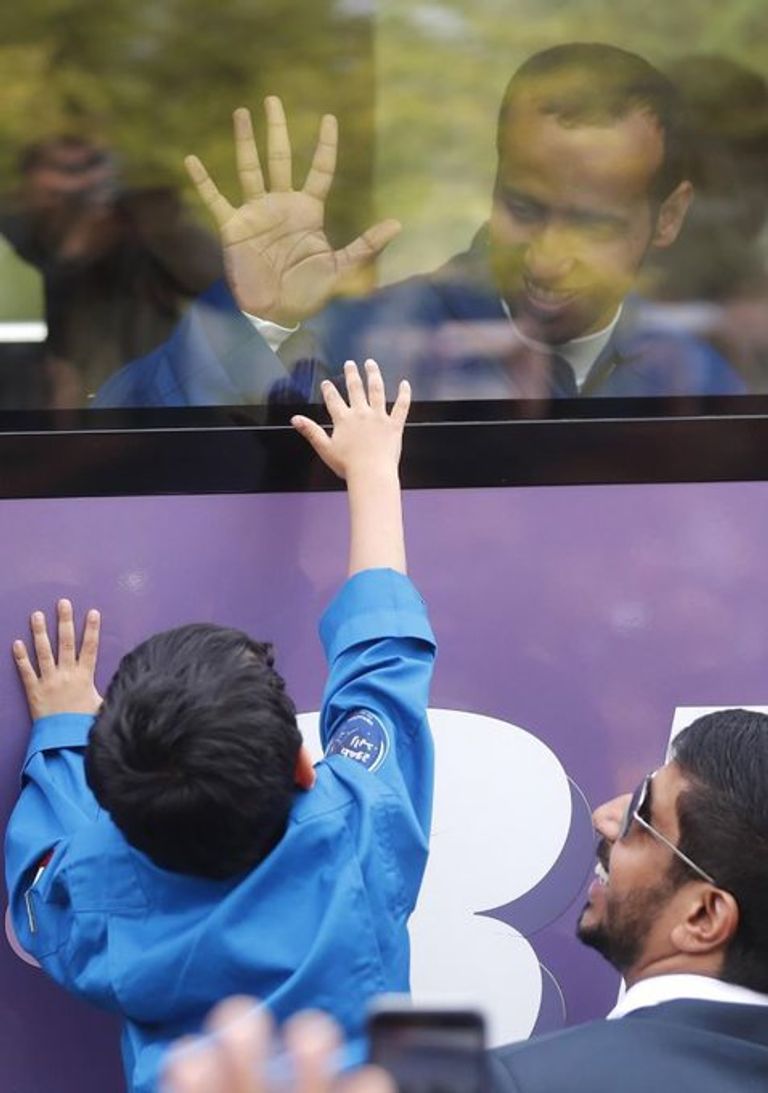 ابن رائد الفضاء الإماراتي هزاع المنصوري أثناء توديع والده