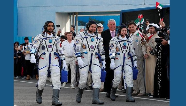 رائد الفضاء الإماراتي هزاع المنصوري ورفاقه يتوجهون إلى منصة الإطلاق  