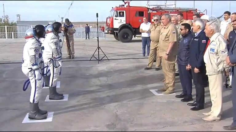 الإمارات تحقق حلم الفضاء.. المنصوري يصل المحطة الدولية