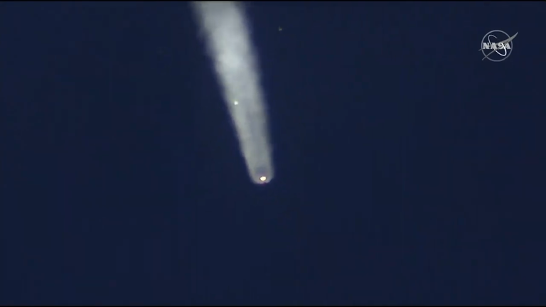 الإمارات تحقق حلم الفضاء.. المنصوري يصل المحطة الدولية