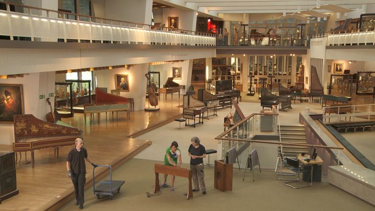 الشارقة للفنون تنظم معرض "32: إعادة التسجيل"