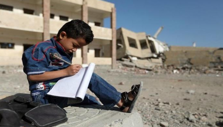 طفل يمني بجوار مدرسة مهدمة - أرشيفية 