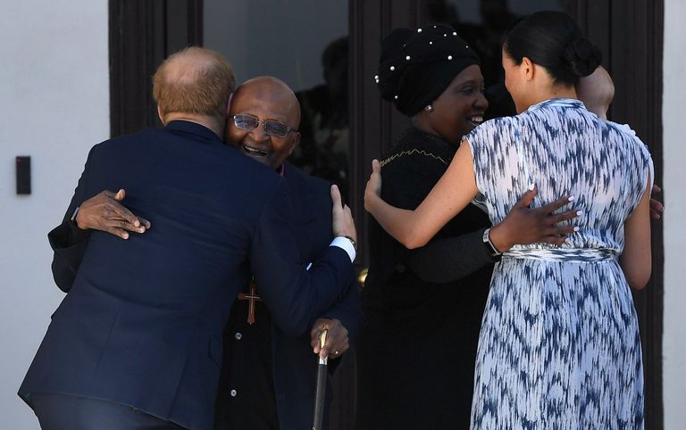 الأمير البريطاني وزوجته مع ديزموند توتو