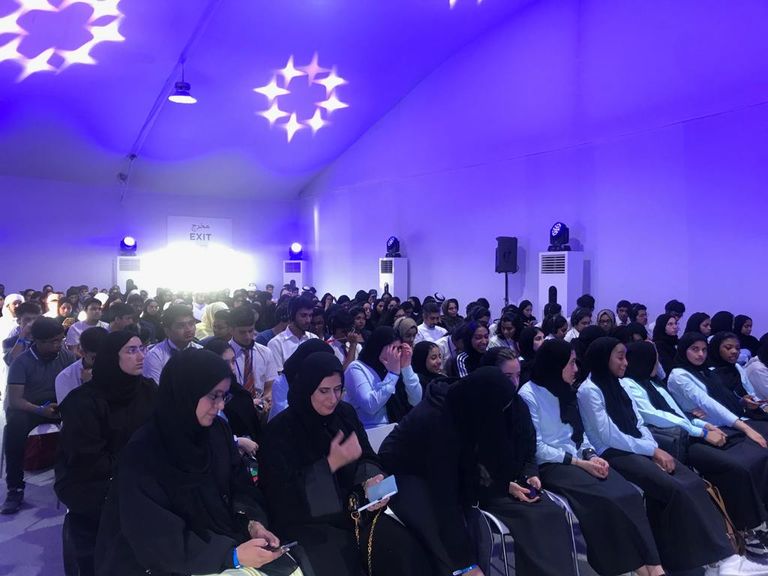 المئات يشهدون الرحلة التاريخية لهزاع المنصوري