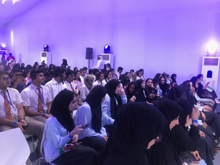 المئات يشهدون الرحلة التاريخية لهزاع المنصوري