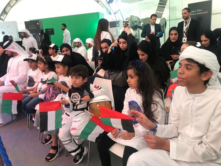 المئات يشهدون الرحلة التاريخية لهزاع المنصوري