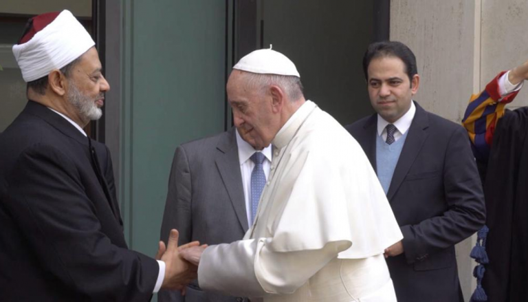 البابا فرنسيس يصافح الدكتور أحمد الطيب
