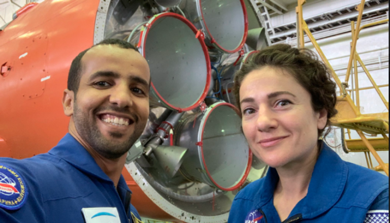 رائد الفضاء الإماراتي هزاع المنصوري إلى جانب رائدة فضاء ناسا جيسيكا مئير 