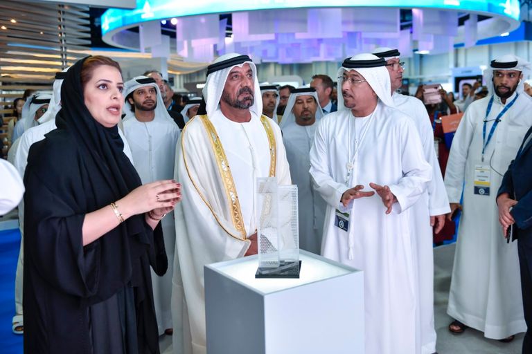 الشيخ أحمد بن سعيد آل مكتوم خلال جولته بمعرض "سيتي سكيب العالمي" بدبي