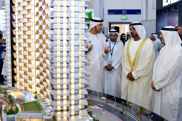 الشيخ أحمد بن سعيد آل مكتوم خلال جولته بمعرض "سيتي سكيب العالمي" بدبي