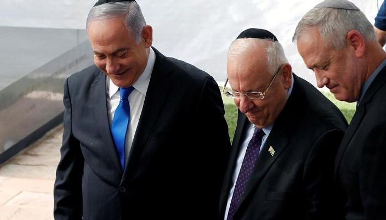 نتنياهو وجانتس والرئيس الإسرائيلي وسط الصورة - رويتز