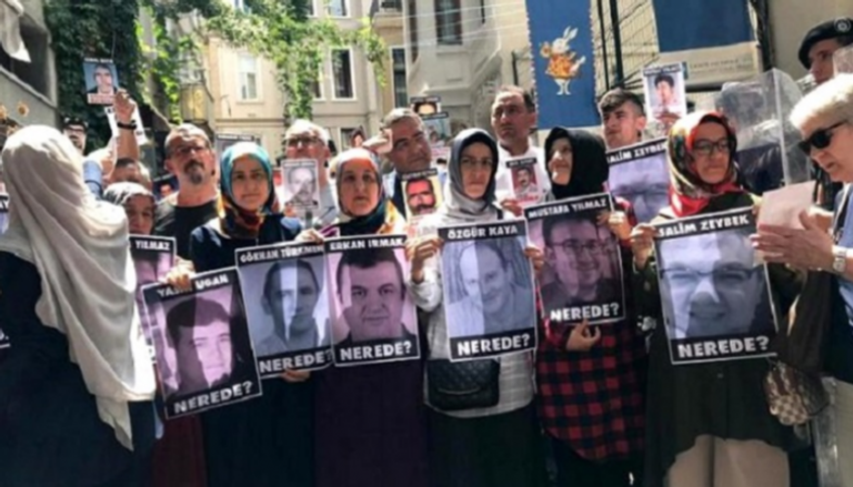 جانب من وقفة في أنقرة تطالب بكشف مصير تركي مختفي قسريا