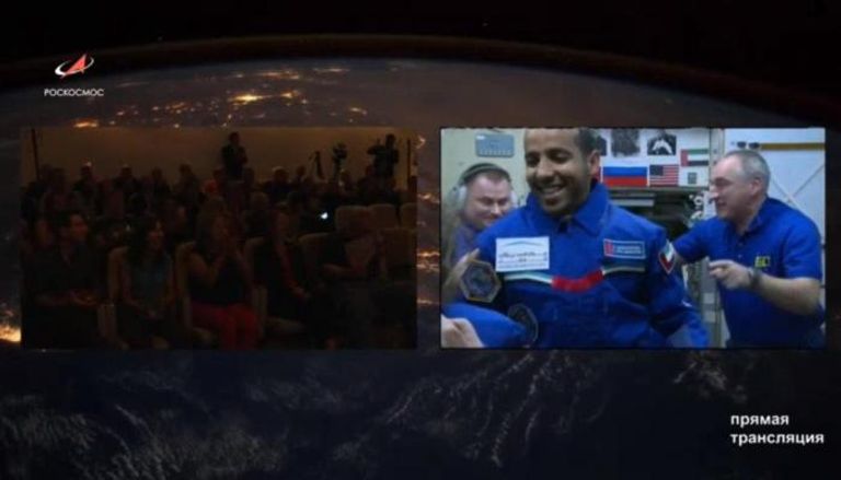 رائد الفضاء الإماراتي هزاع المنصوري لحظة دخوله المحطة الدولية