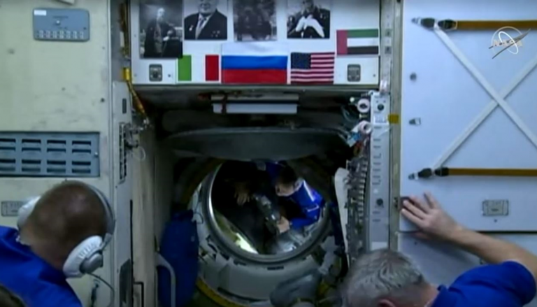 لحظة فتح بوابة المركبة الفضائية لدخول المحطة الدولية