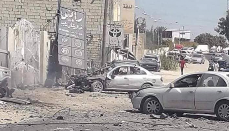 آثار الانفجار الذي ضرب منطقة الحرشة بمدينة الزاوية الليبية