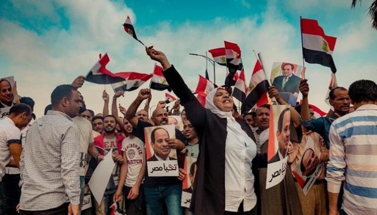 مصريون في استقبال السيسي لدى وصوله إلى القاهرة الجمعة