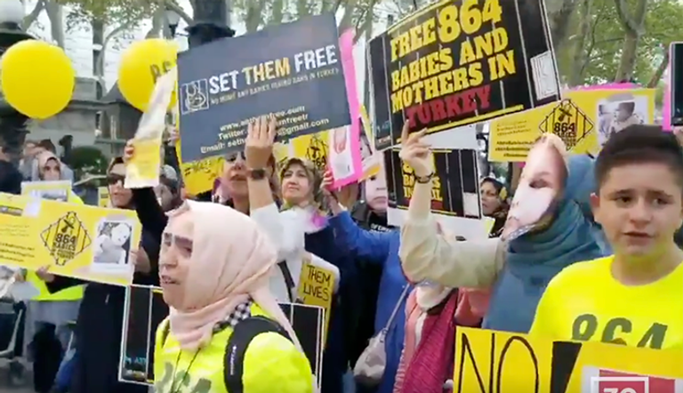 جانب من المظاهرات المطالبة بالإفراج عن الأطفال بسجون أردوغان
