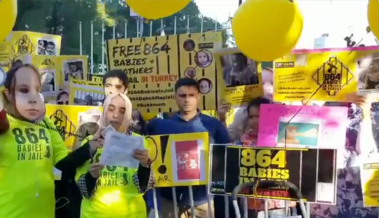 جانب من المظاهرات المطالبة بالإفراج عن الأطفال بسجون أردوغان