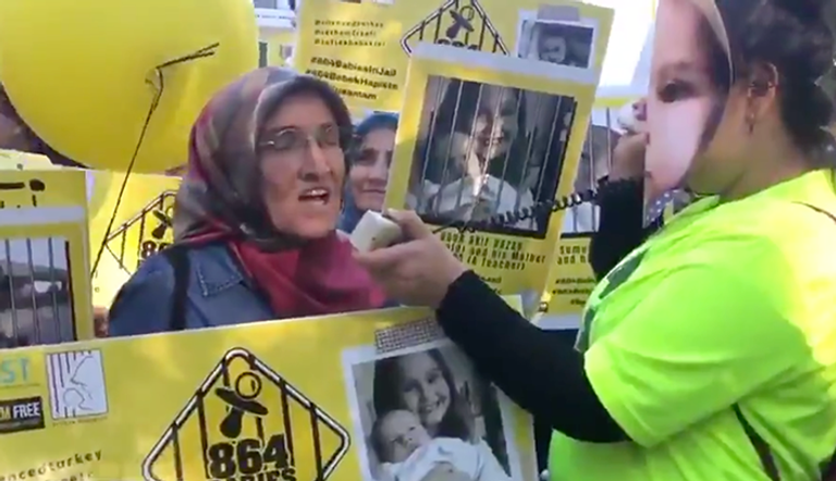 جانب من المظاهرات المطالبة بالإفراج عن الأطفال بسجون أردوغان