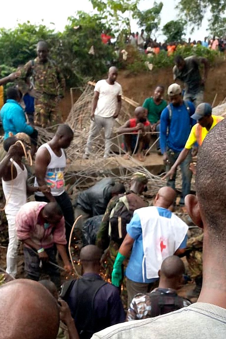 فرق الإنقاذ تنقل أحد المصابين من موقع الحادث