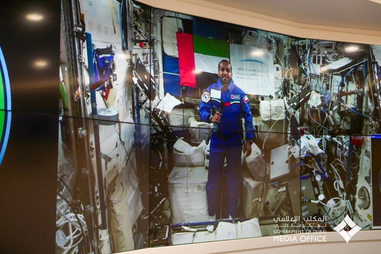 الشيخ محمد بن راشد آل مكتوم يتحدث لهزاع المنصوري