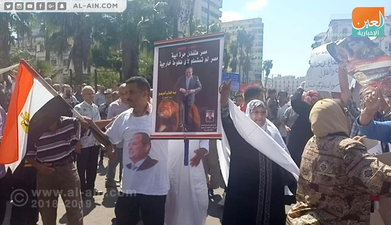 حشود مؤيدة للرئيس المصري في الإسكندرية