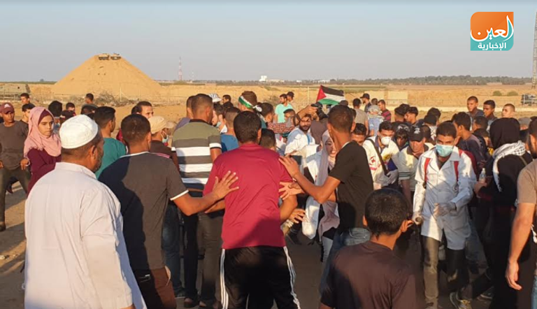 نقل أحد المصابين في مسيرة جمعة انتفاضة الأقصى