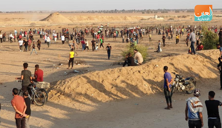 نقل أحد المصابين في مسيرة جمعة انتفاضة الأقصى