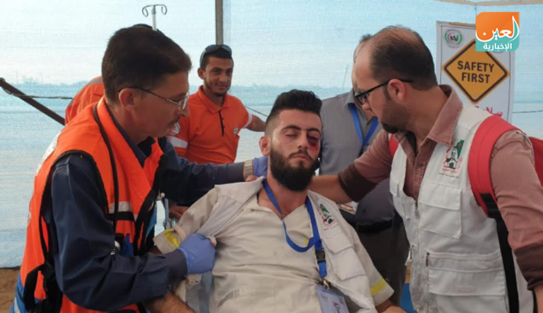 نقل أحد المصابين في مسيرة جمعة انتفاضة الأقصى