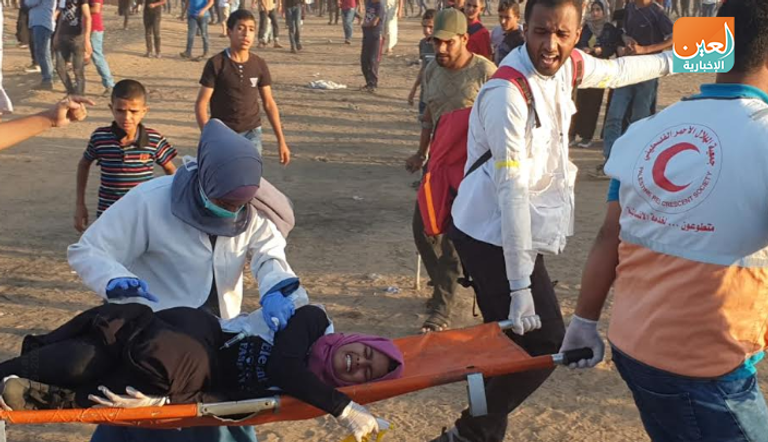 نقل أحد المصابين في مسيرة جمعة انتفاضة الأقصى