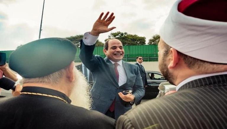 الرئيس السيسي يوجه التحية لمستقبليه بمطار القاهرة