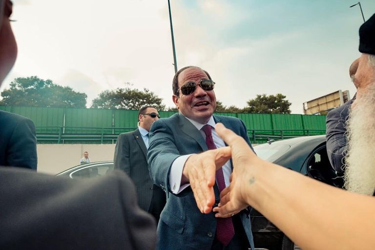 الرئيس السيسي يوجه التحية لمستقبليه بمطار القاهرة