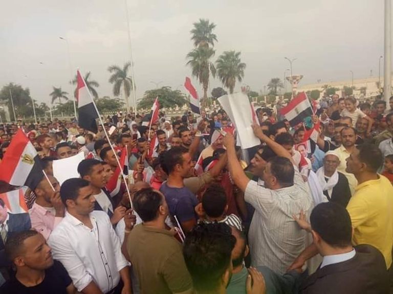 الرئيس السيسي يوجه التحية لمستقبليه بمطار القاهرة