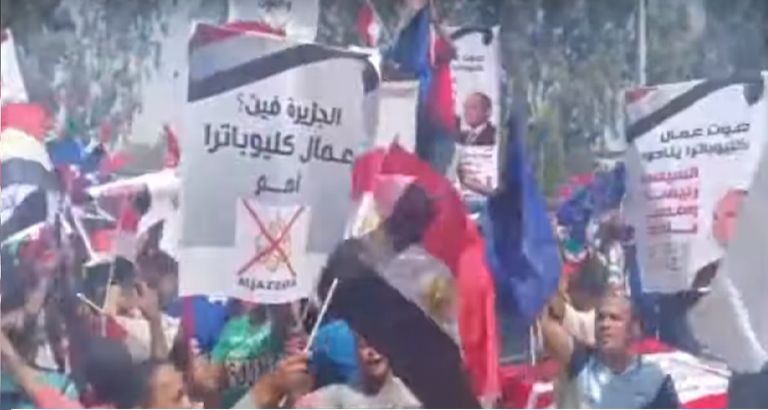 عمال سيراميكا كليوباترا خلال مسيرتهم لتأييد السيسي بالسويس