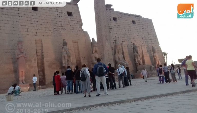 سياح الأقصر يستمتعون بآثار المدينة