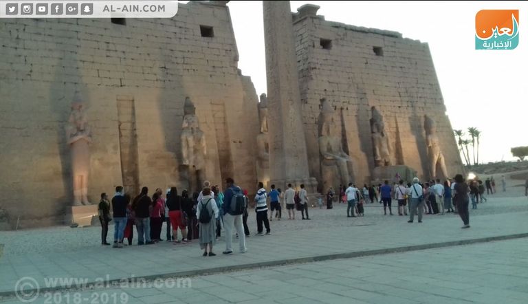 سياح الأقصر يستمتعون بآثار المدينة