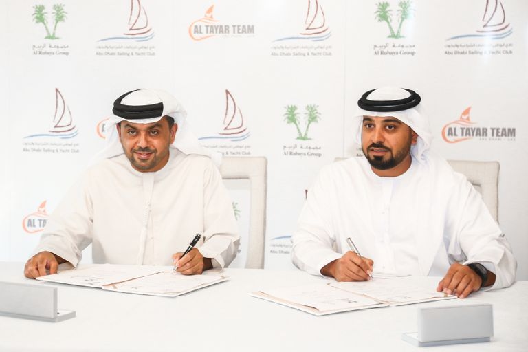 صورة تذكارية بعد توقيع الاتفاقية