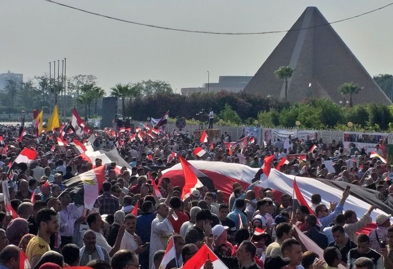 وكالات الأنباء العالمية ترصد بالصور حشود التأييد في مصر - صورة 6