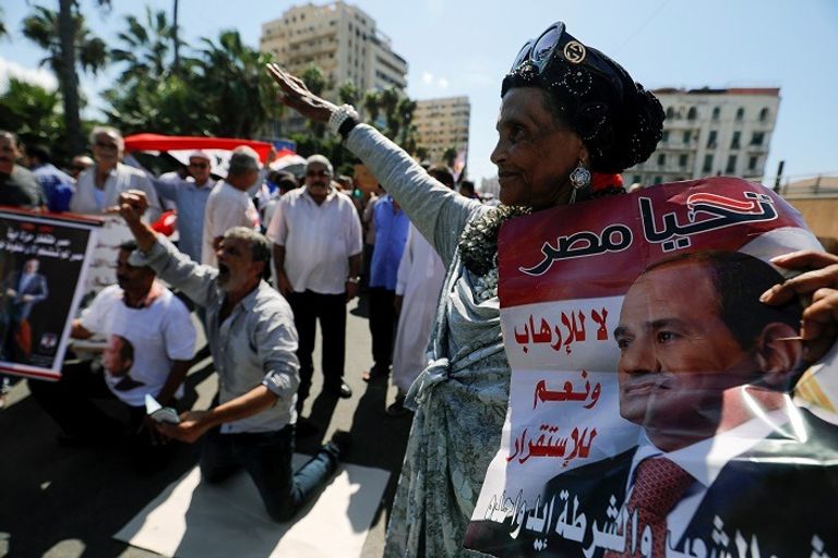 وكالات الأنباء العالمية ترصد بالصور حشود التأييد في مصر - صورة 8