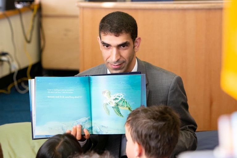 شما بنت سلطان بن خليفة آل نهيان والزيودي مع أطفال نيويورك