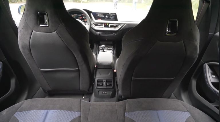 صالون BMW الفئة الأولى M135i