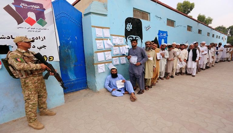 أفغان أمام أحد مراكز الاقتراع- رويترز 