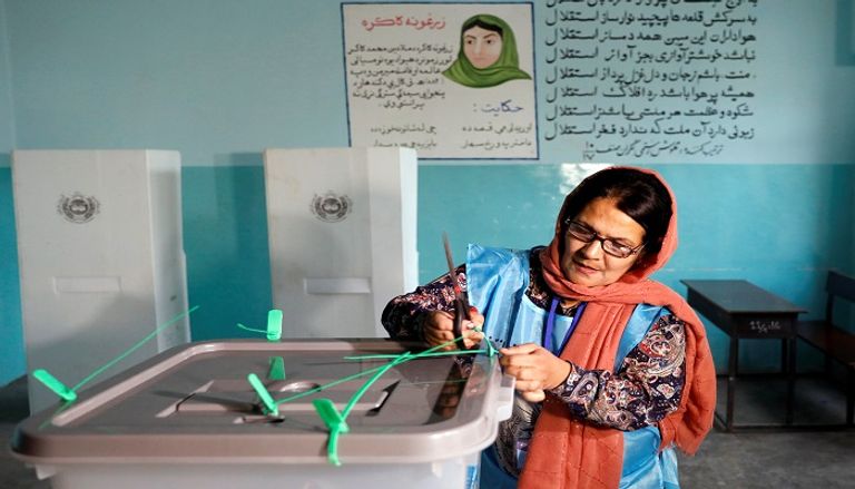 أفغان أمام أحد مراكز الاقتراع- رويترز 