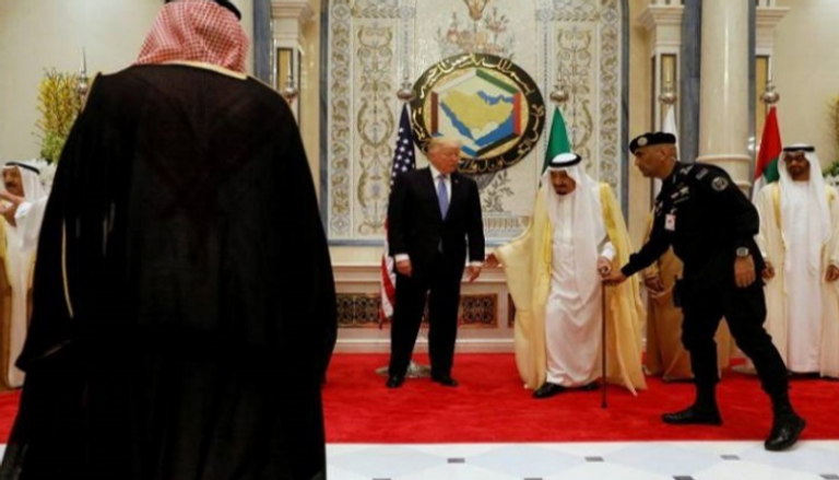 اللواء الفغم خلال تأمينه الملك سلمان بن عبدالعزيز آل سعود - أرشيفية