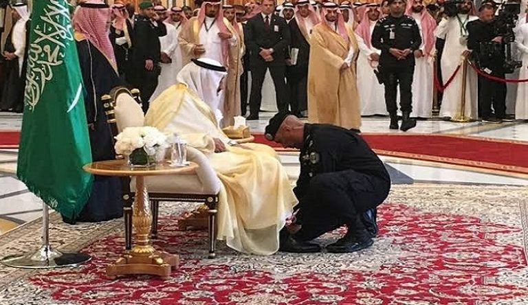 اللواء الفغم خلال تأمينه الملك سلمان بن عبدالعزيز آل سعود - أرشيفية