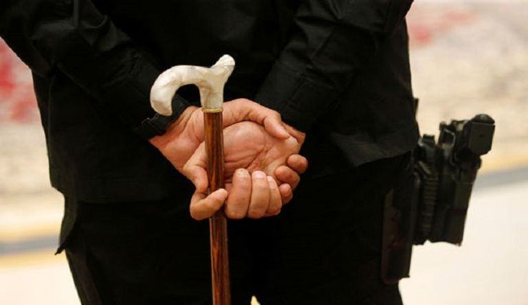 اللواء الفغم حاملا عصا الملك سلمان بن عبدالعزيز في إحدى المناسبات - رويترز اللواء الفغم خلال تأمينه الملك سلمان بن عبدالعزيز آل سعود - أرشيفية