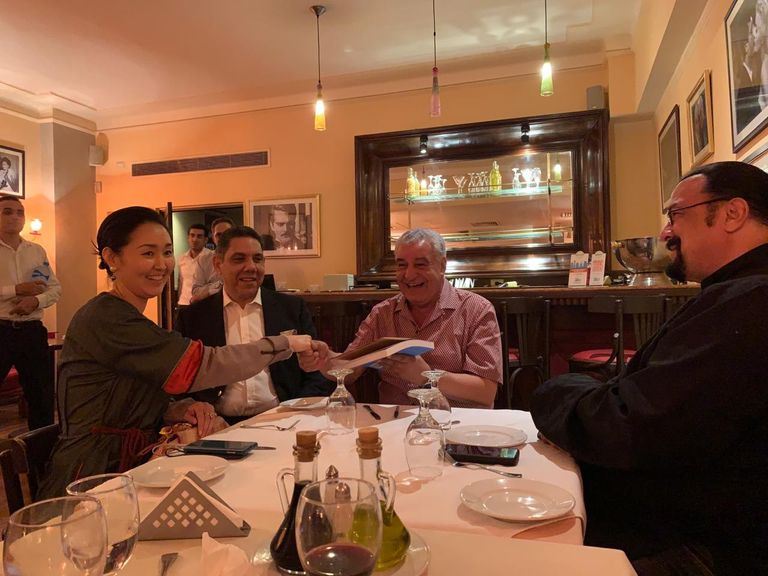 زاهي حواس مع الممثل العالمي ستيفن سيجال