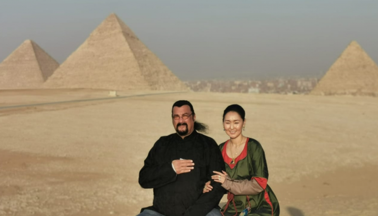 ستيفن سيجال وزوجته حرصا على التقاط الصور أمام الأهرامات