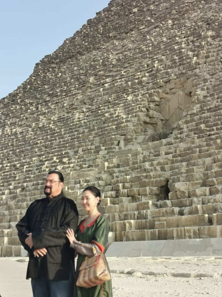 ستيفن سيجال وزوجته حرصا على التقاط الصور أمام الأهرامات